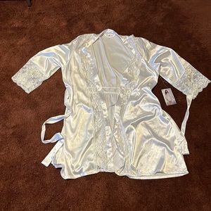 (NWOT) White Satin Robe